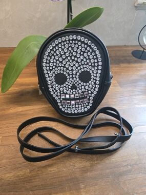 NWT Rare VHTF Bath & Body Works Bedazzled Skull Crossbody Bag – Halloween 2023